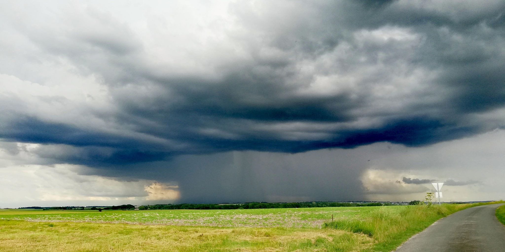 vue de la cellule orageuse qui arrive vers Semussac et Meschers sur Gironde (17) - 03/06/2018 17:00 - Rémy Ebr