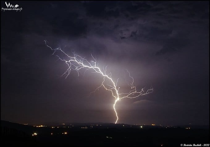 Impact de foudre Ascendant sur Orion (64) ! Petit cours sur la Mythologie Grecque :Orion est un chasseur géant réputé pour sa beauté et sa violence, la légende raconte qu'il fut transformé en un amas d'étoiles par Zeus. - 03/06/2022 00:00 - Bertran BUCHELI