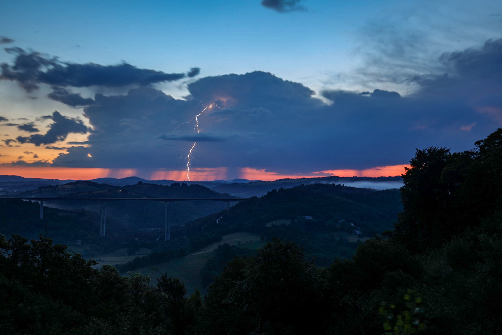 Impact extranuageux au levé du soleil sur une cellule isolée sur la commune de Tulle en Correze (19) - 04/07/2018 05:30 - Arnaud Delattre