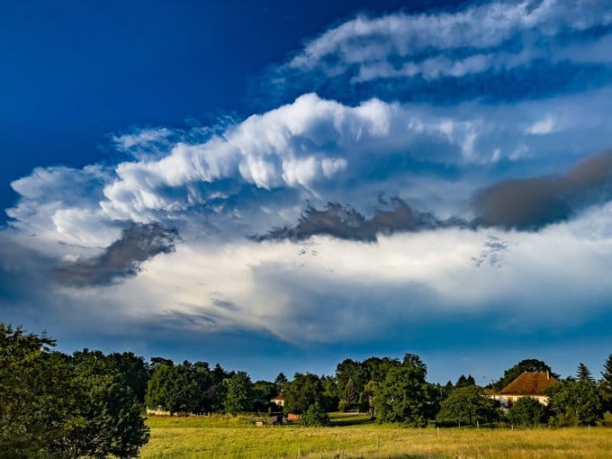 Après le passage de la supercellule retour d’un beau soleil sur la Haute-Vienne. Les grêlons dépassent parfois 7 cm sur le département tout de même ! - 04/06/2022 19:00 -  @Clement87270