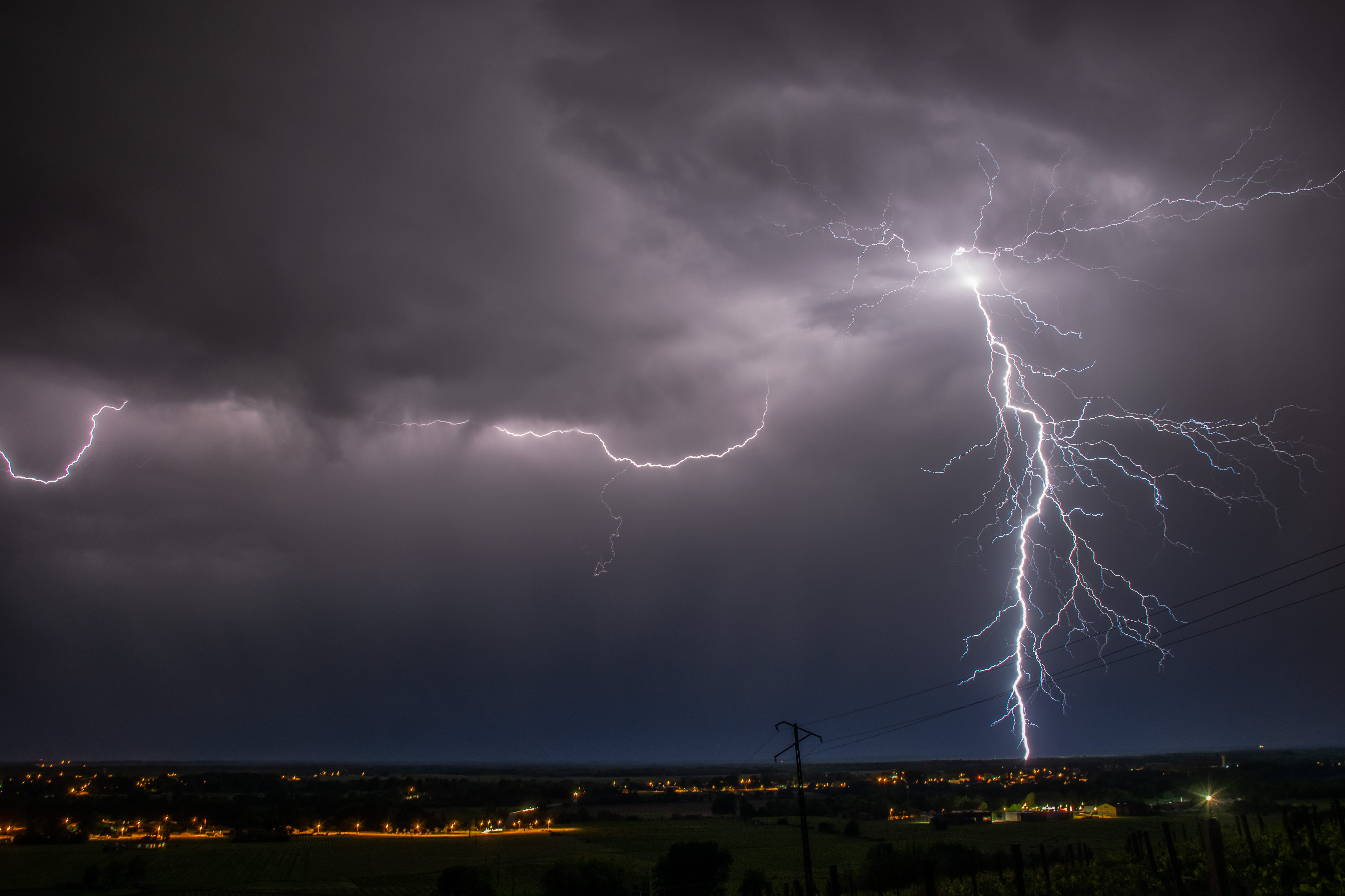 Une belle soirée pour les passionnés d’orages 
Beguey à 35 km au sud de Bordeaux - 04/05/2020 22:00 - Anthony Ferrara