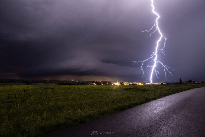 Soirée mémorable dans le marais Poitevin avec ce magnifique ramifié qui tombe à seulement qq 100aines de ma position à l'avant du mésocyclone ! - 04/05/2020 23:00 - Léo BARILLER