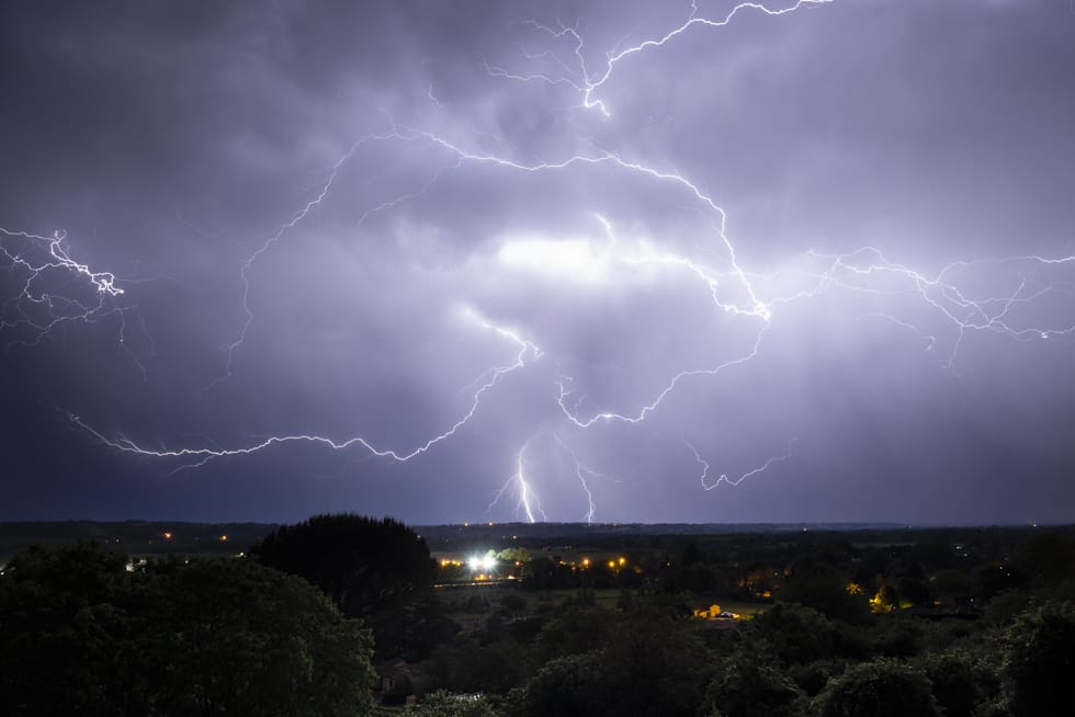 Activité électrique sympathique au passage d'une ligne orageuse mourante en Dordogne - 04/05/2020 23:00 - Paul JULIEN