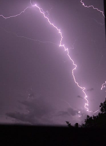 Photo prise à St Savinien 17350 en direction du sud. C'est ma première photo d'orage. - 04/05/2020 23:30 - Joël Roselier