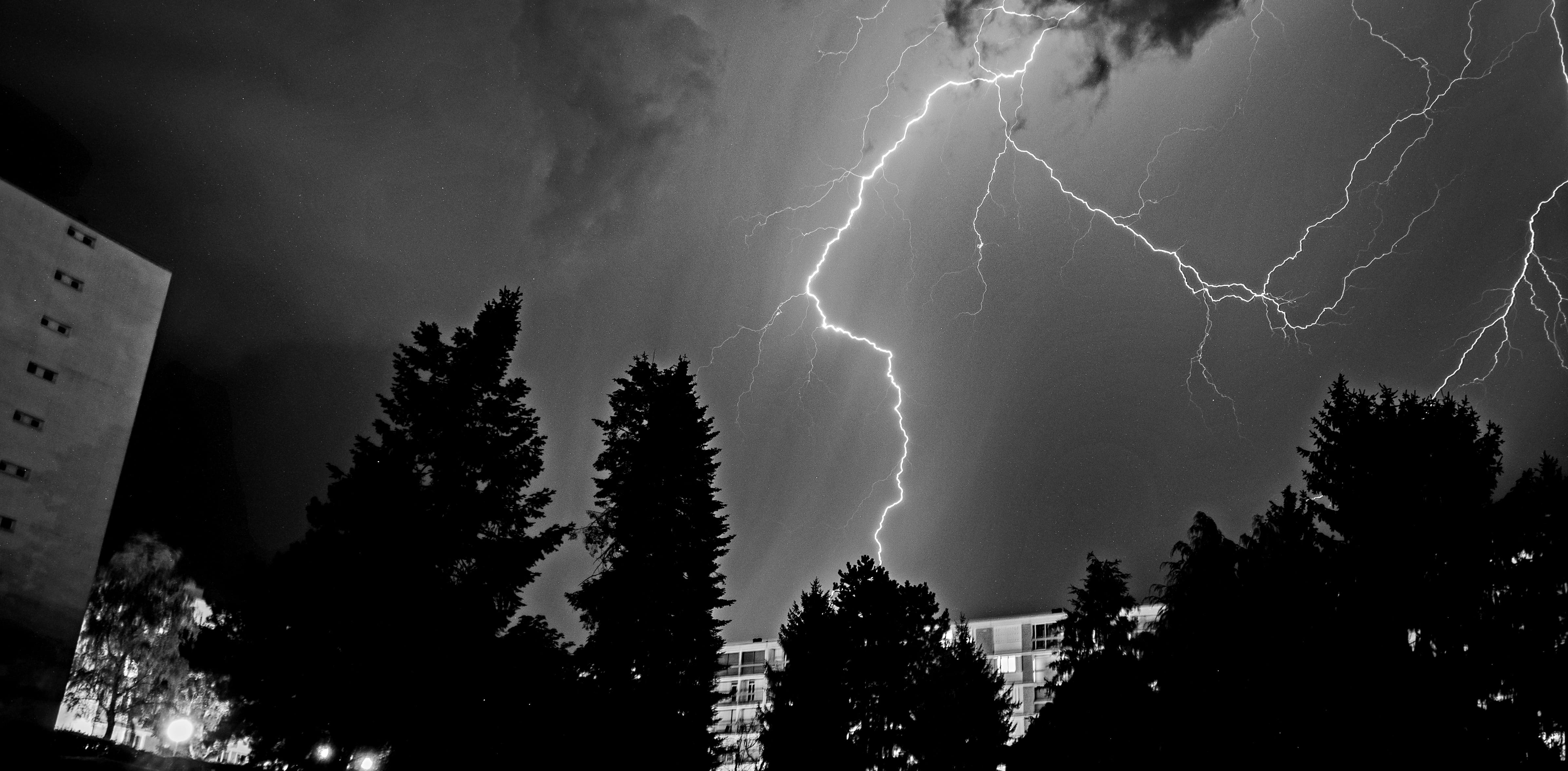 orage sur Limoges,  boulevard Bel Air.  
Sony rx10mk3 , iso125 , f4.5 , 20" - 05/08/2020 23:00 - Guillaume Dautel