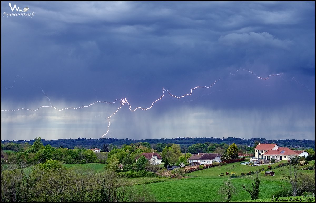 Forte averse orageuse en direction de Labatut (40), ce bel impact en témoignant depuis Sauveterre-de-Béarn (64). - 06/04/2019 18:00 - Bertran BUCHELI