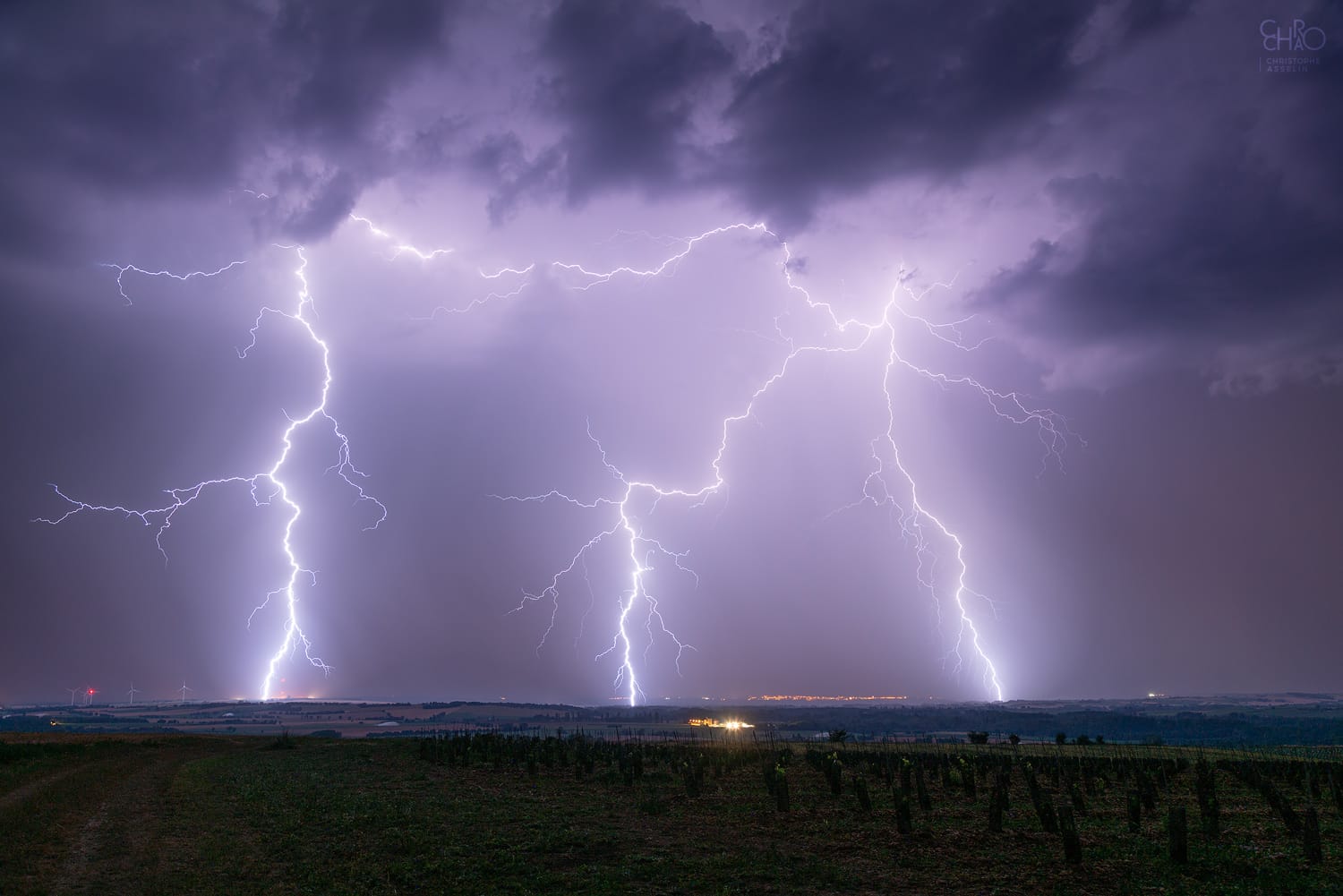 Naissance dans la région d'Angoulême d'un orage très électrique vers 4h du matin, dont l'activité fut composée intégralement de foudre, souvent en zone sèche, et ce pour le grand bonheur du chasseur d'orages. - 06/07/2019 04:18 - Christophe ASSELIN