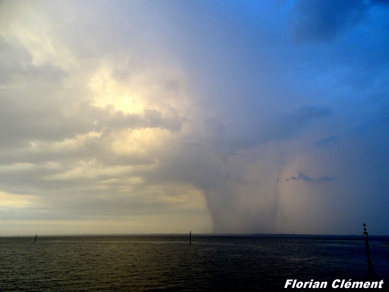 Belles cellules orageuses sur la Gironde aujourd'hui. Celle là me fait penser à un downburst mais peut être qu'il ne s'agit que d'un simple rideau de pluie. - 08/07/2019 21:55 - Florian Clément