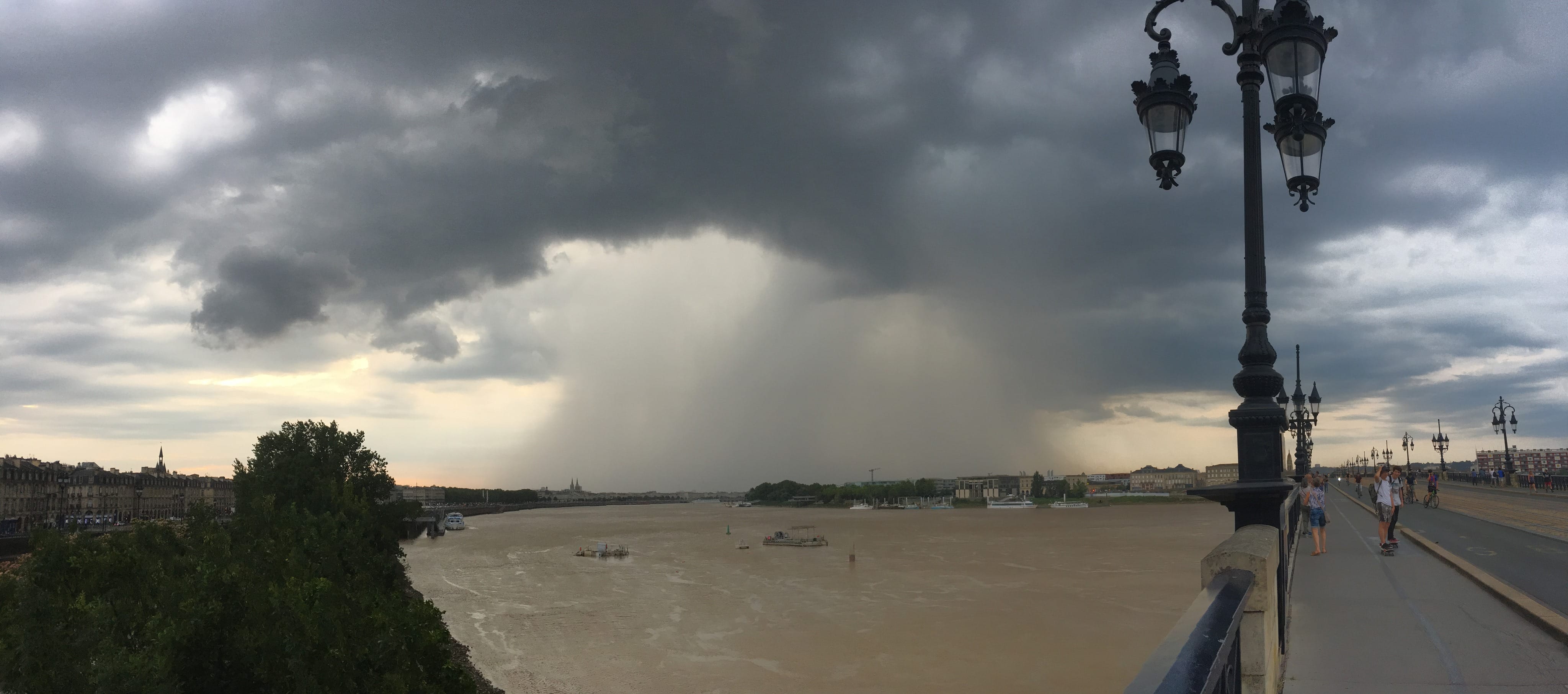 Prise de vue d'un orage isolé hier en début de soirée au nord de Bordeaux, avec potentiellement une rafale descendante. - 08/07/2019 20:46 - Xavier Montaut