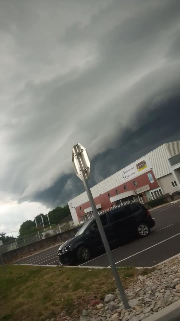 un bel orage supercellulaire avec un bel arcus à l'avant ! ll semblait prometteur mais les trombes d'eau qui ont suivi ont tout anéanti ! Domage ! - 08/06/2020 16:15 - Pascal Silvestrini
