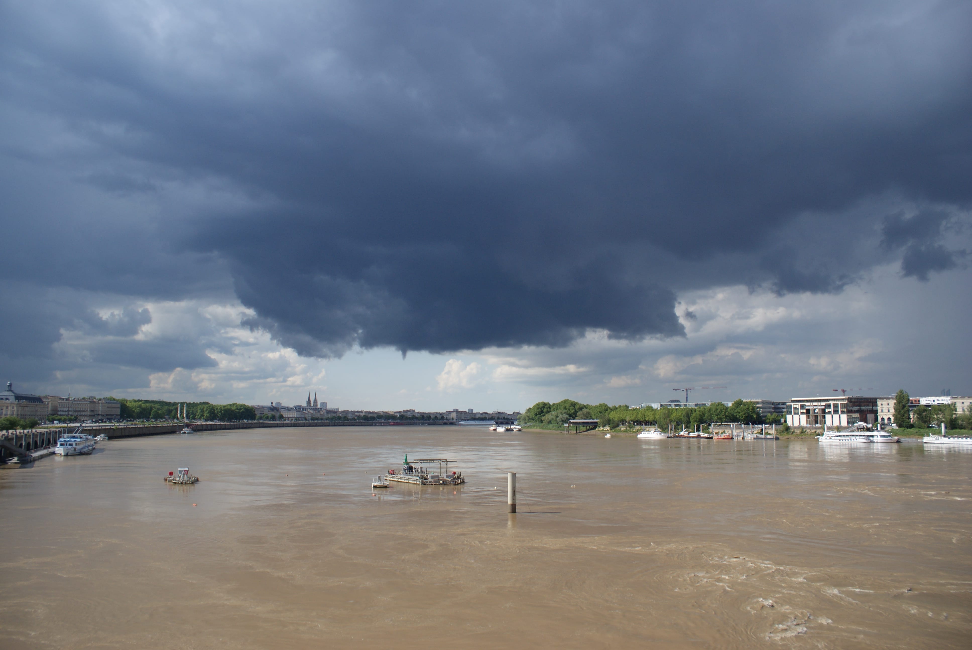 Quelques photos prises à Bordeaux des nombreuses cellules qui sont nées dans le médoc au nord ouest et qui sont arrivées au stade mature à hauteur de Bordeaux. - 09/06/2020 17:30 - Xavier Montaut