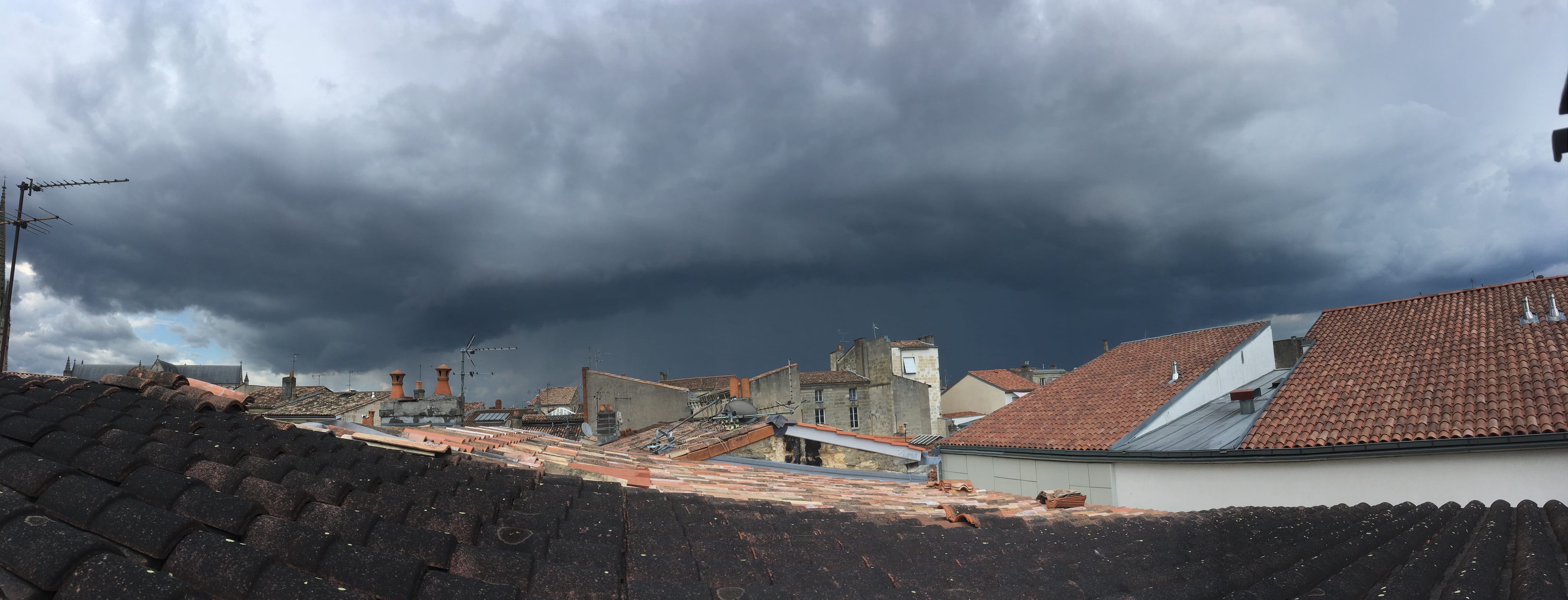 Quelques photos prises à Bordeaux des nombreuses cellules qui sont nées dans le médoc au nord ouest et qui sont arrivées au stade mature à hauteur de Bordeaux. - 09/06/2020 17:30 - Xavier Montaut