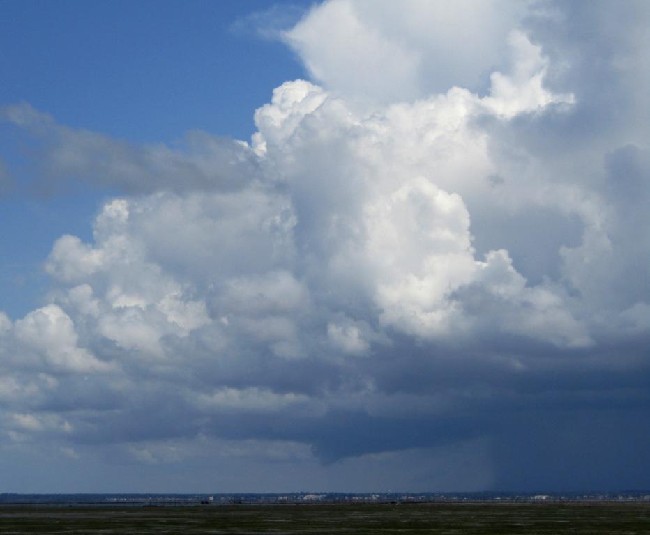 Cellule orageuse vers le NE du Bassin d'Arcachon. Plusieurs zones de rotations visibles sur leur flanc SO et tubas probables. - 09/06/2020 13:55 - Mathieu Taillade