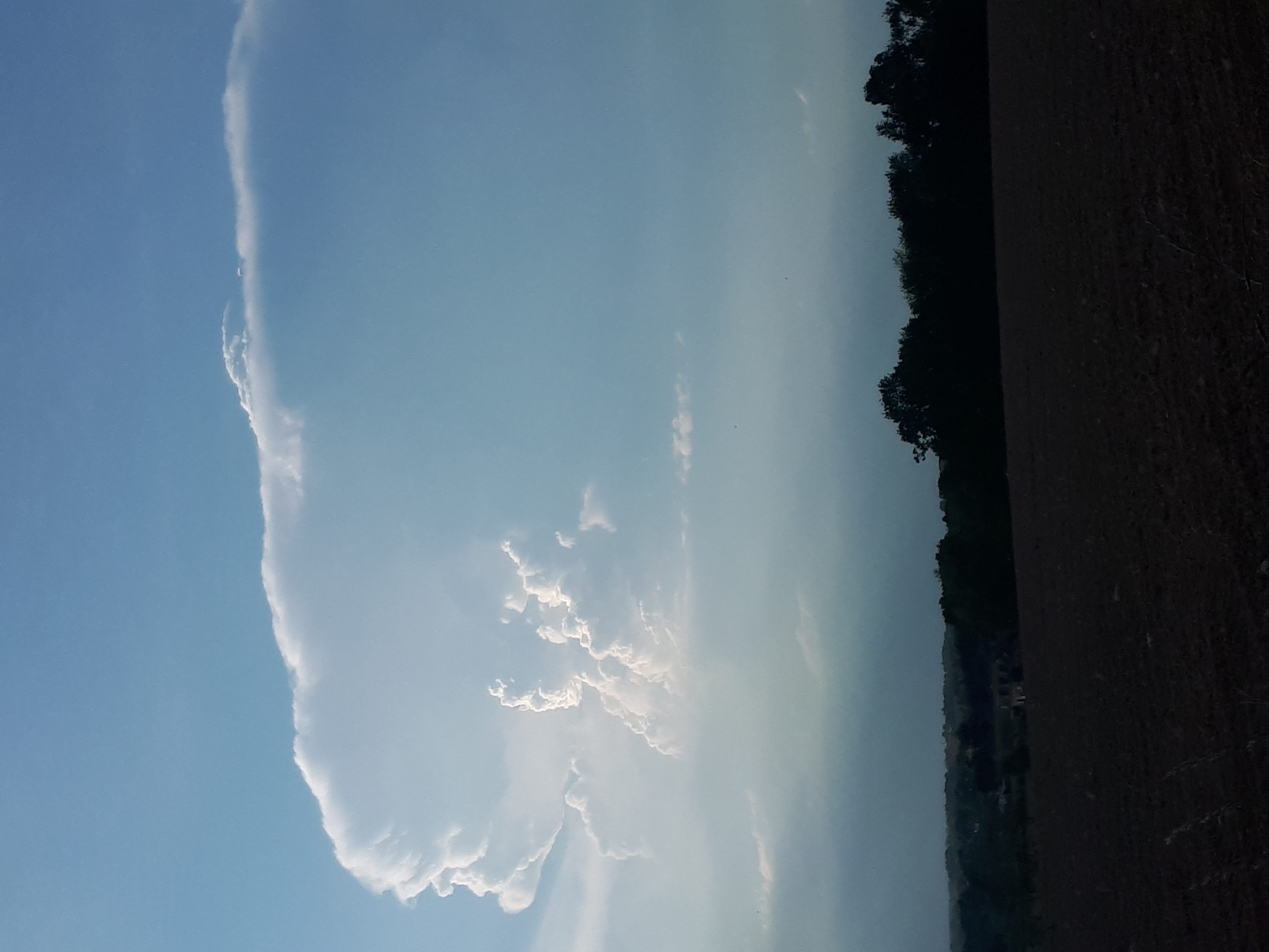 Grosse cellule orageuse évoluant sur San Sébastien au pays basque espagnol avec un un fort courant ascendant, vu depuis chez moi à lucq de bearn à plus ou moins 150 km à vol d'oiseau - 09/05/2020 19:30 - malik lapotre