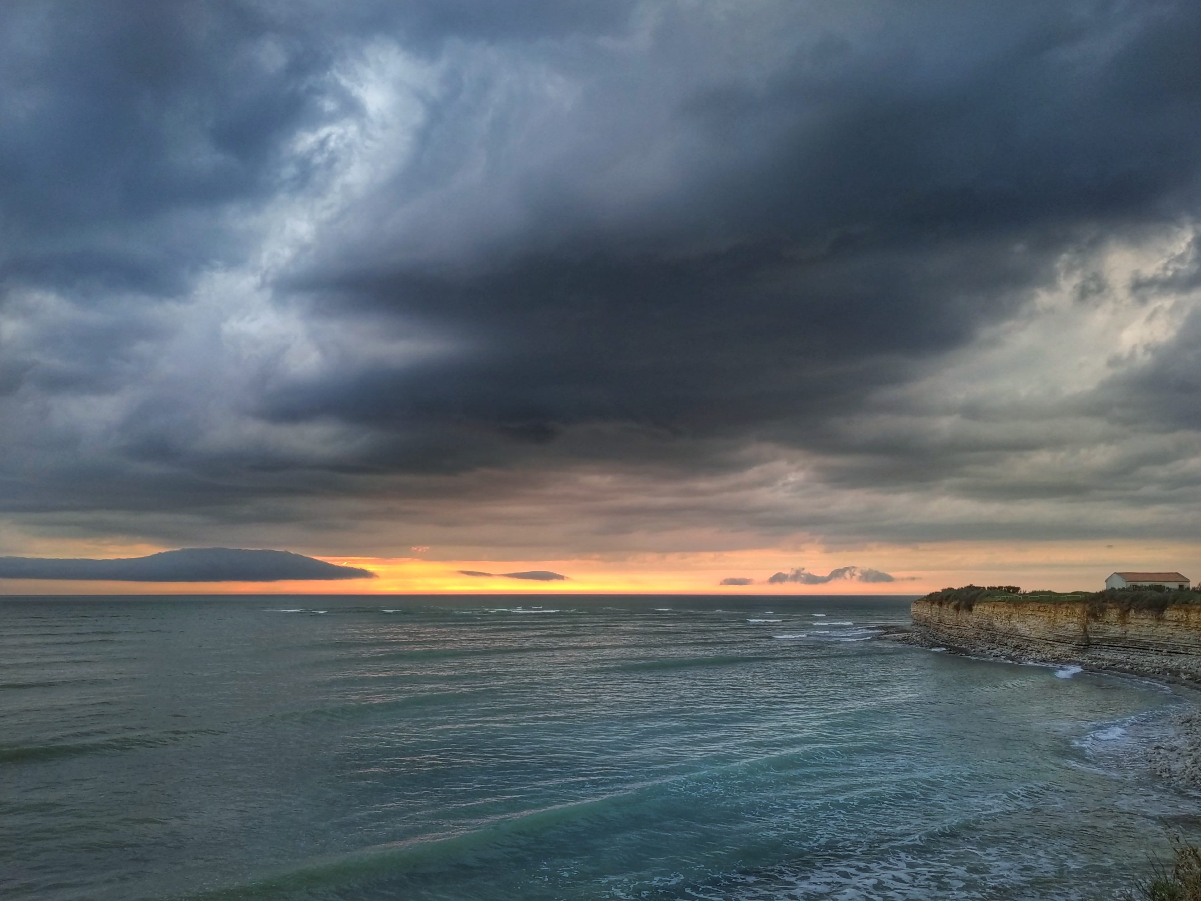 Formation nuageuse sur  l'île d'Oléron hier en début de soirée avec de nombreux éclairs au niveau de La Rochelle et la Vendée - 09/05/2020 21:00 - Axel Berthelot