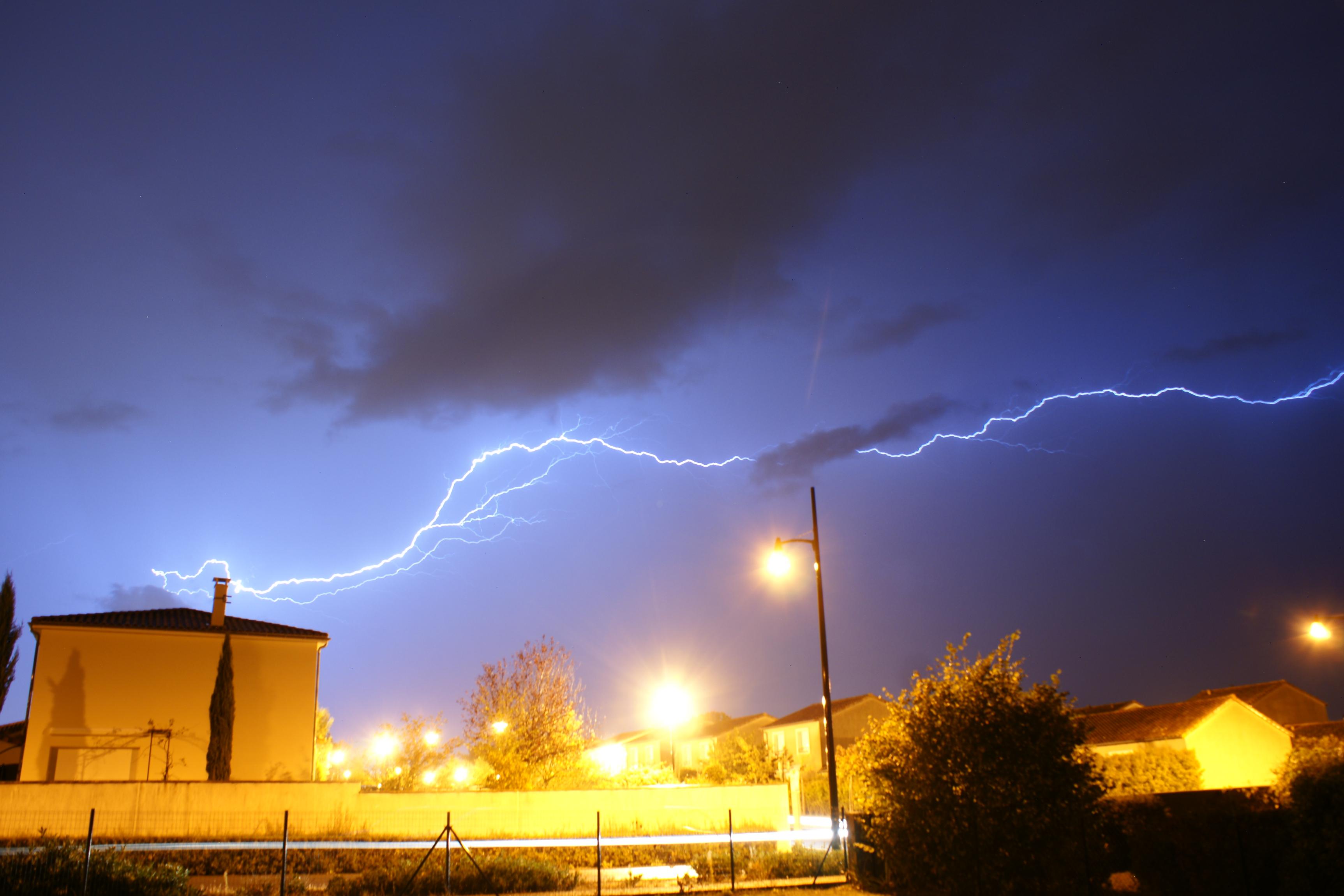 Orage d'automne au-dessus de Ligugé (Vienne). - 10/10/2018 21:51 - Xavier BENOIT