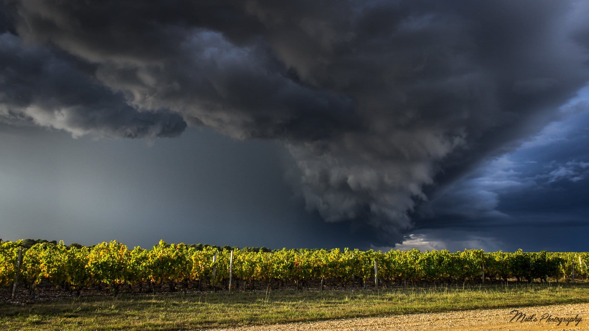 Ici la formation orageuse allait de gauche à droite, on distingue la quantité de pluie impressionnante. Prise de vue depuis Martillac, à côté de Bordeaux - 10/10/2018 18:00 - Emeric Simon