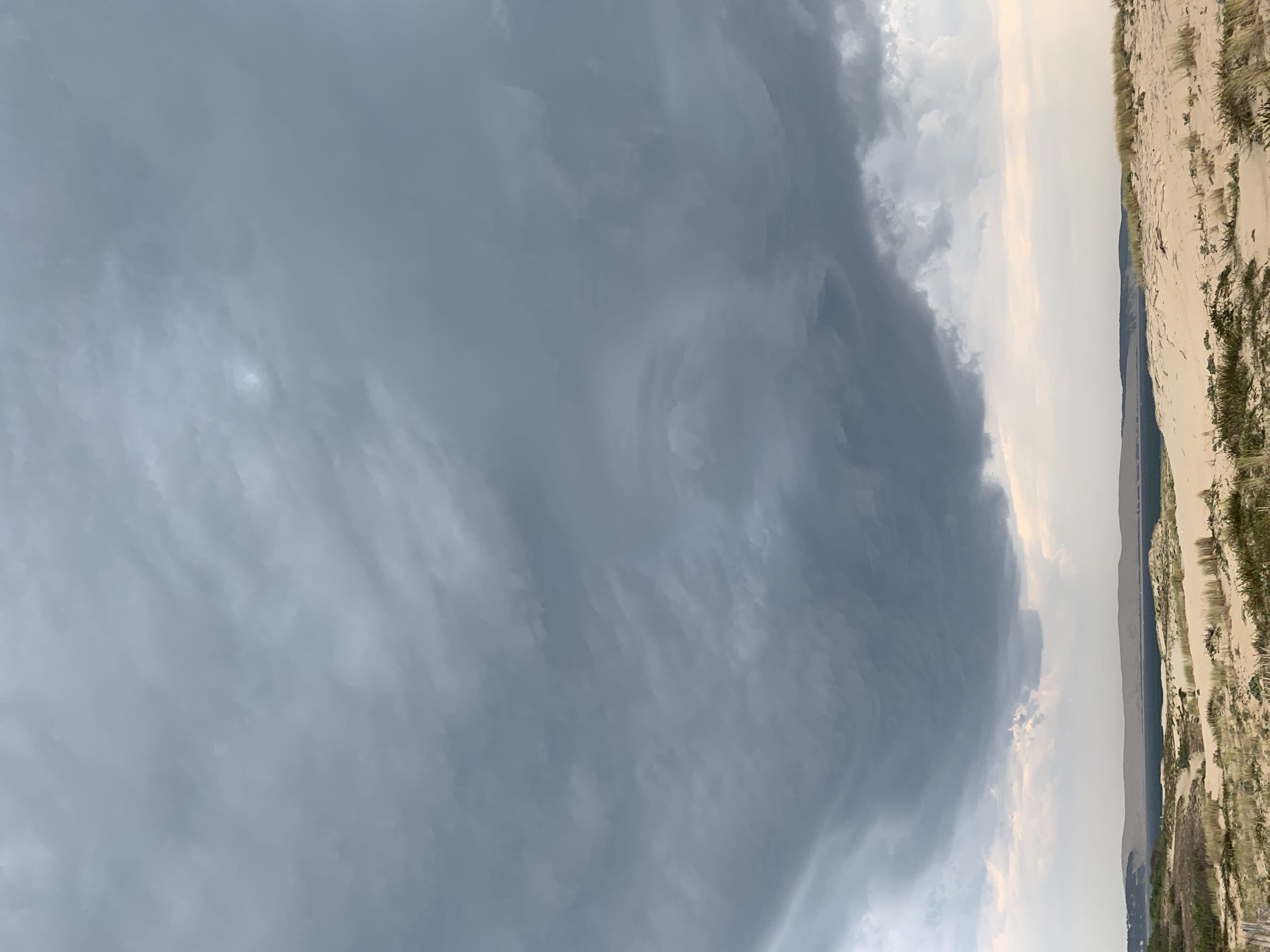 Orage très pluvieux sur le bassin d’Arcachon... Et une magnifique structure nuageuse à l’avant, au dessus de la dune du Pilat. - 11/08/2020 18:34 - Antoine Salmeron