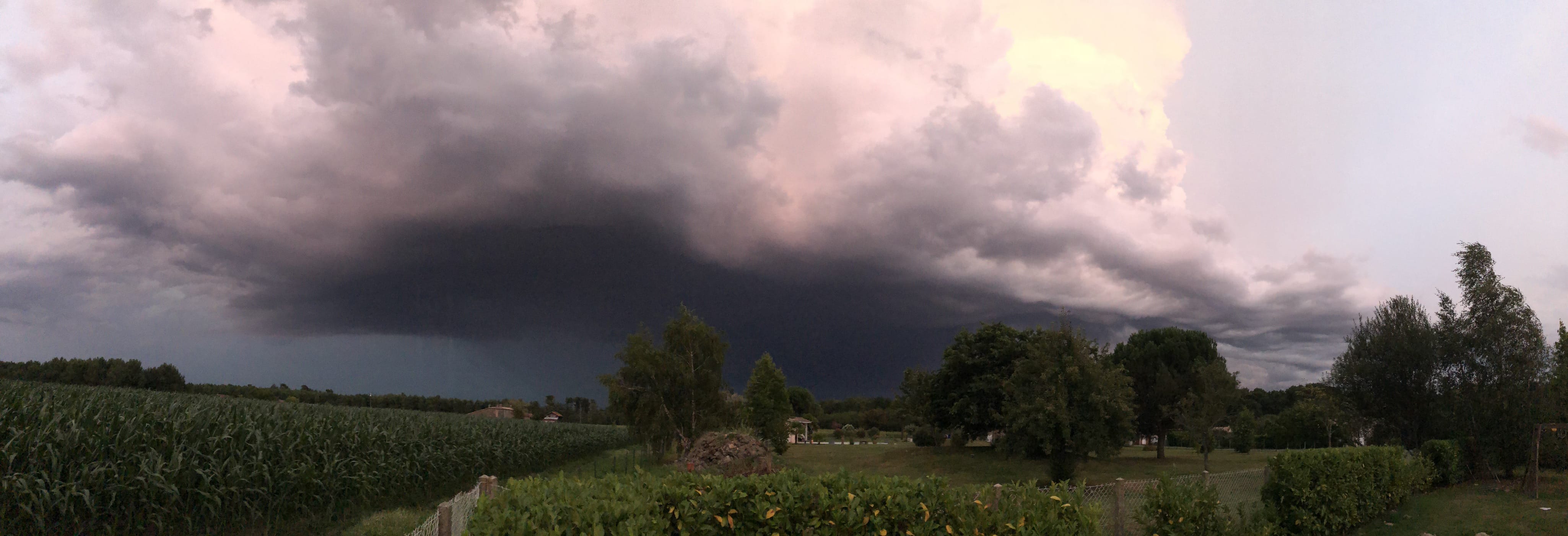 Vue de l’orage à la limite du 33 et du 47 sur son flanc ouest - 12/08/2018 21:00 - Frédéric PRADINES