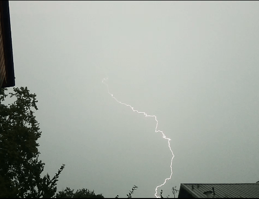 initiée à la chasse aux orages par mon père, je vous poste une photo de mon premier "positif". Cette activité me passionne ! c'est vraiment intéressant et j'espère en faire plein d'autres. (NB : je n'ai que 12 ans ;) ) - 12/08/2020 19:38 - Océane Silvestrini