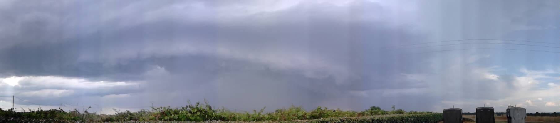 Probable supercellule ce 12 août après-midi sur le sud-gironde. Grosses rafales et grêle; mais petite activité électrique. - 12/08/2020 17:15 - Zacharie Jimenez