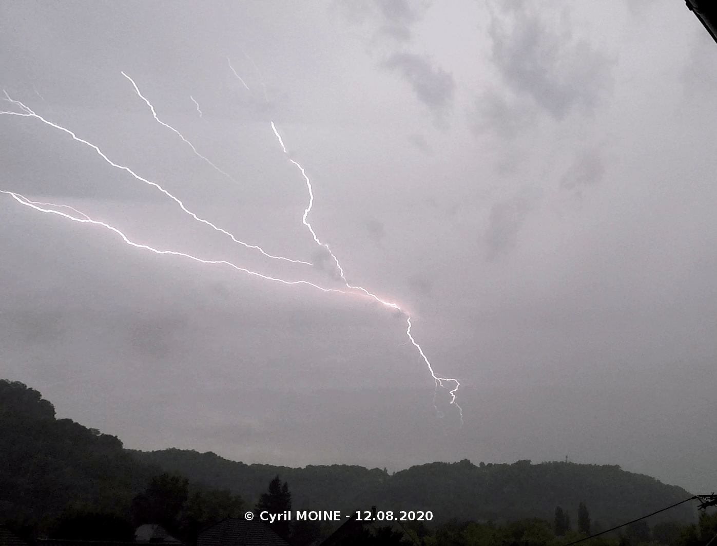 Magnifique éclair de type spider durant l'orage du 12 août à Terrasson en Dordogne - 12/08/2020 21:10 - Cyril MOINE