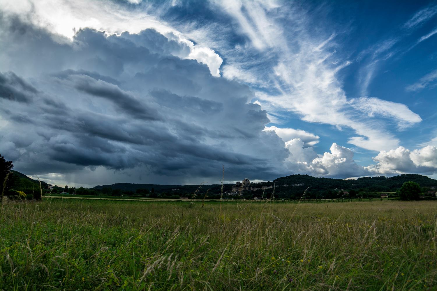 Sacrée convection (plutôt inattendue !) qui s'est déclenchée en fin de journée ! Il aura fallu attendre une petite heure avant d'entendre les premiers grondements, mais ceux-ci ont fini par retentir, bien secs, à la faveur de quelques extra-nuageux notamment ! - 12/06/2018 17:00 - Astrid Acrid Neveu