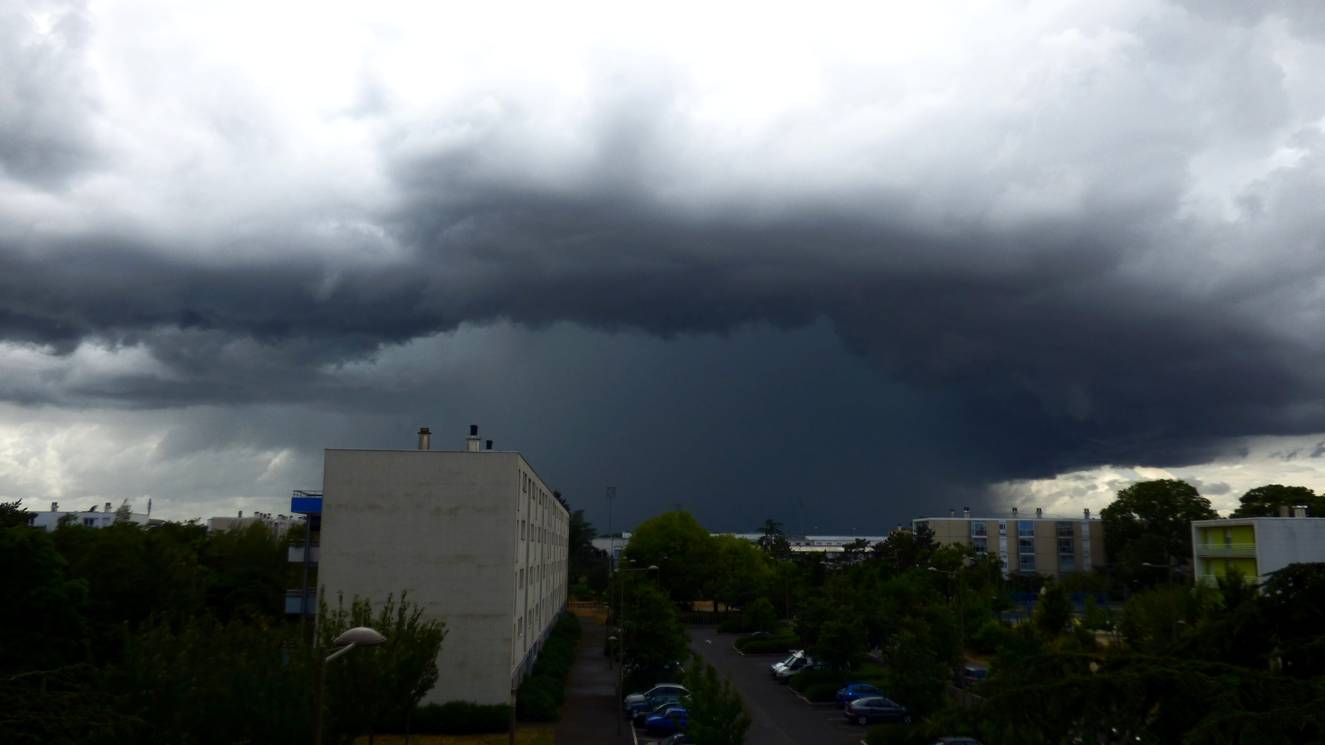 Cellule orageuse à l'ouest de la ville de Niort avec de fortes précipitations et quelques éclairs. - 12/06/2020 15:27 - Damien Melaye