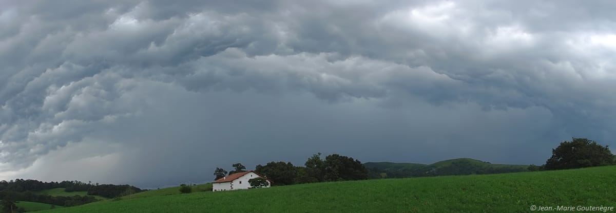 Ligne orageuse virulente Pays Basque (64), nbreuse foudres, 40 à 50mm localement (en 2h) et grêle par endroit. - 13/07/2018 10:12 - Jean-Marie GOUTENEGRE