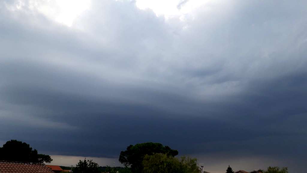 Amorce de supercellule sur l'ouest du Bassin d'Arcachon - 13/06/2019 19:55 - Mathieu TAILLADE