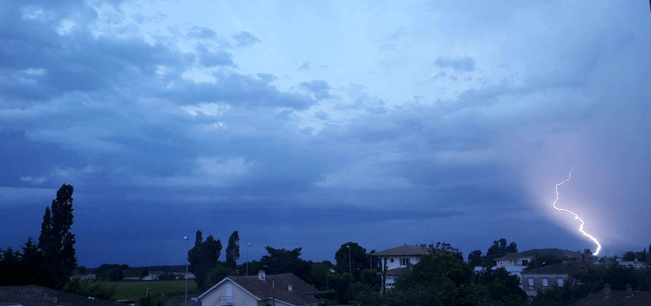 Impact de foudre près de Bordeaux - 13/06/2019 21:45 -  Falcøn Weather 33