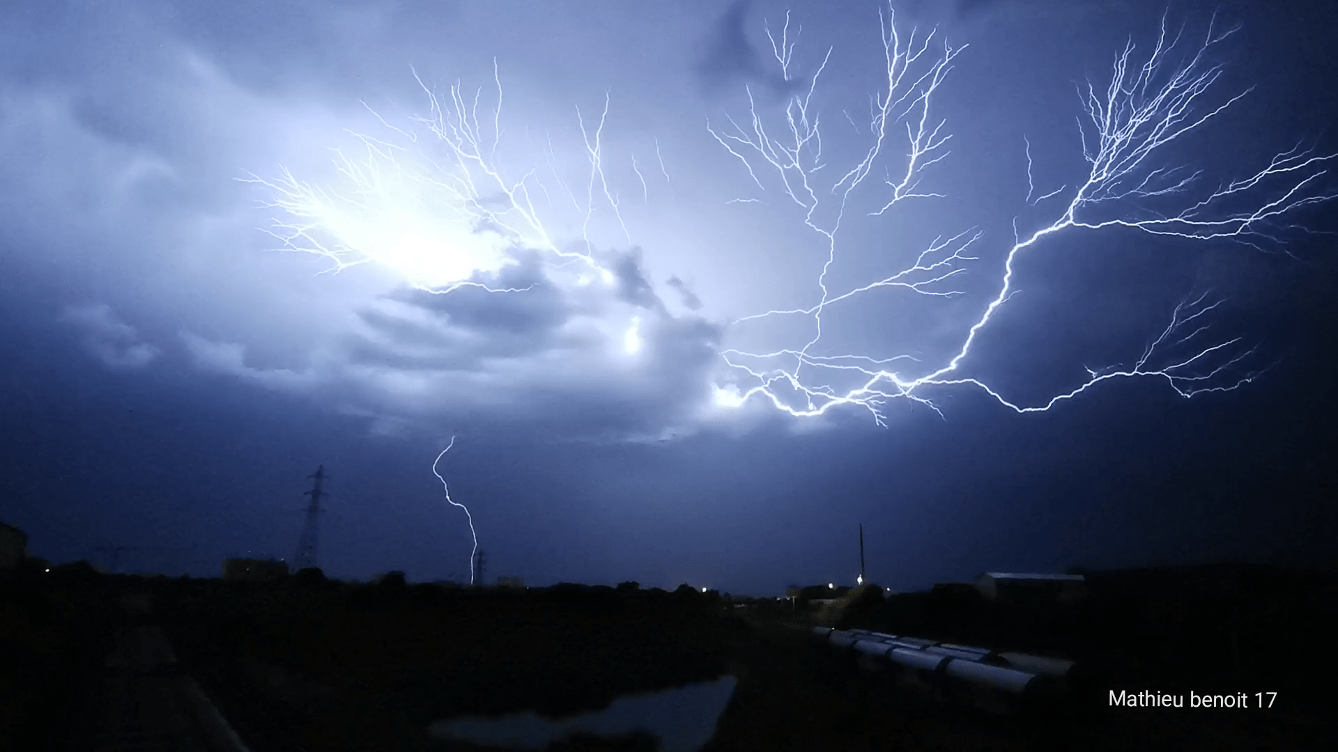 Photos spider d'orage
Sur la Rochelle (la palice) - 15/08/2020 23:45 - Mathieu Benoit