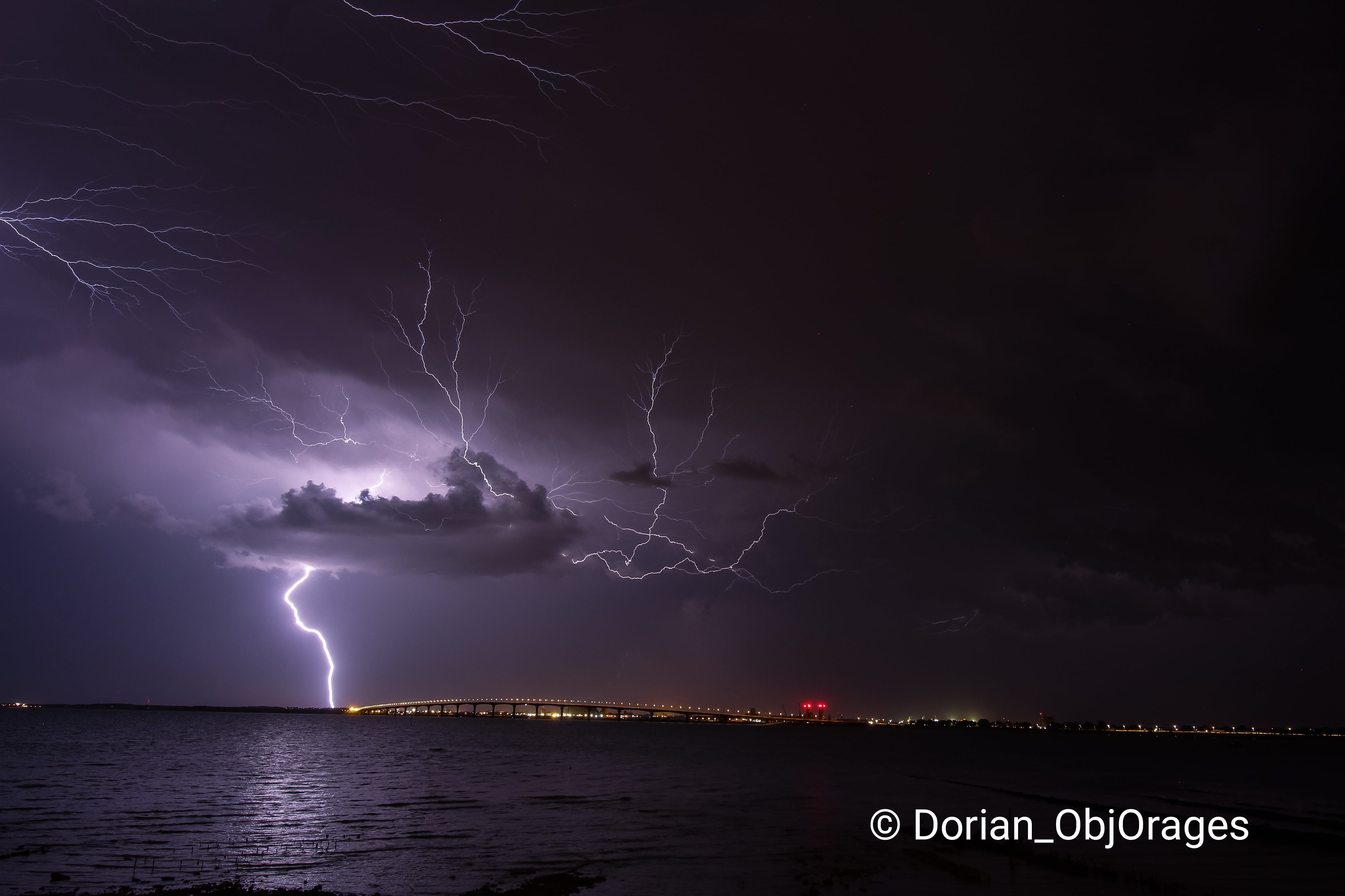 Impact de foudre à Rivedoux-plage lors d'une soirée bien foudroyante. Dame nature m'aura récompensé de ma patience car après 6 ans d'essaie, j'ai enfin ou photographié le pont de Ré aux côtés d'un impact de foudre. - 15/08/2020 23:45 - Dorian Fischer
