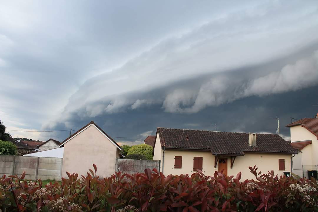 Arcus arrivant sur Orthez dans Pyrénées-Atlantiques, en région Nouvelle-Aquitaine. - 15/04/2019 19:00 - Yannick Barthe