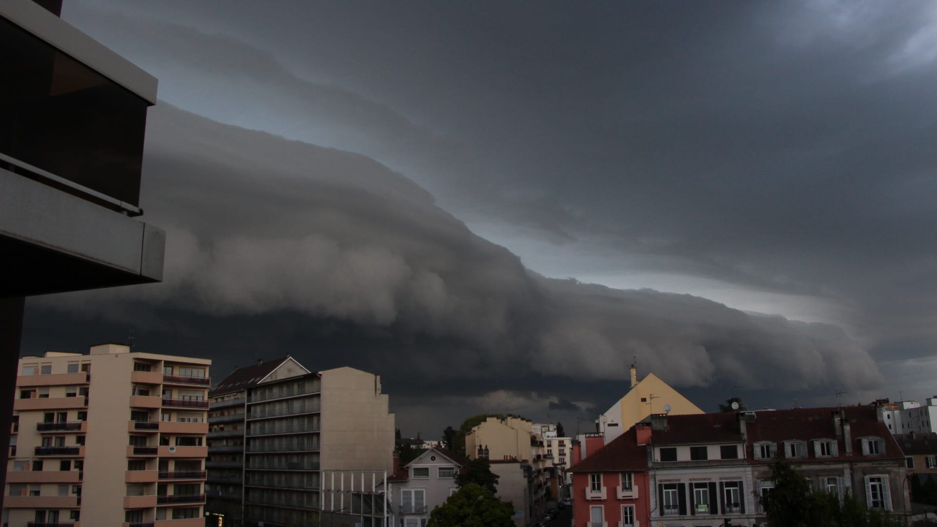 Arrivée des orages sur Pau, avec un sublime Arcus. - 15/04/2019 19:18 - Mathieu LAVAL