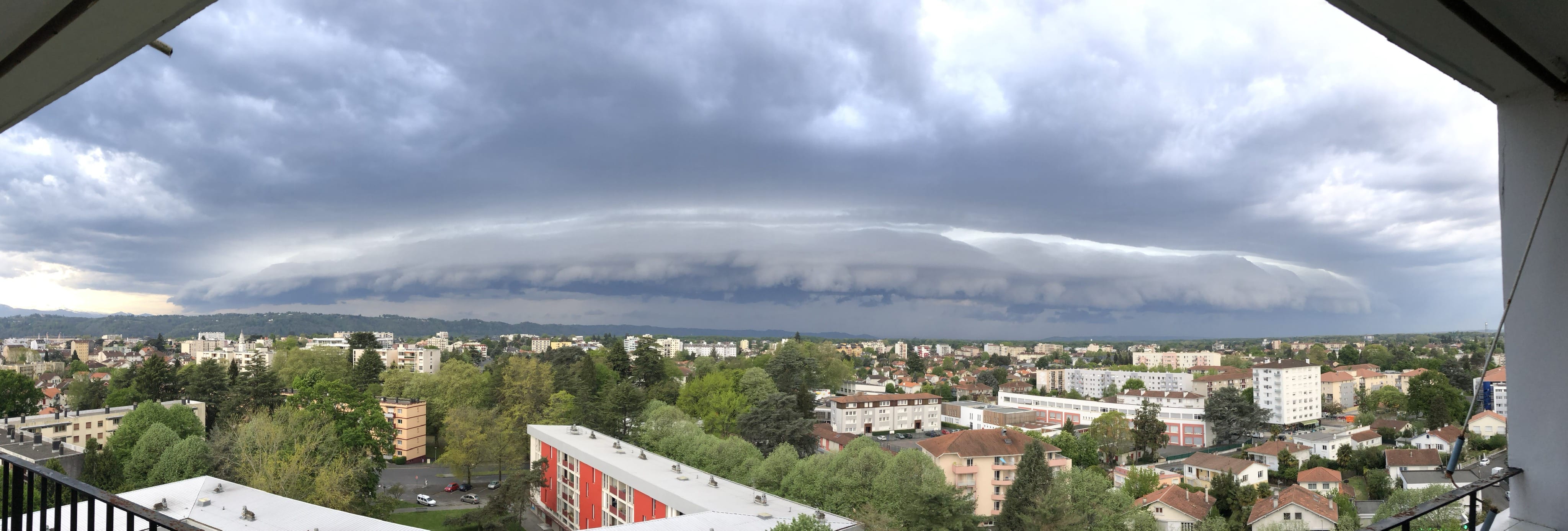 L’orage arrive sur Pau (64) - 15/04/2019 19:19 - Marine Grassl
