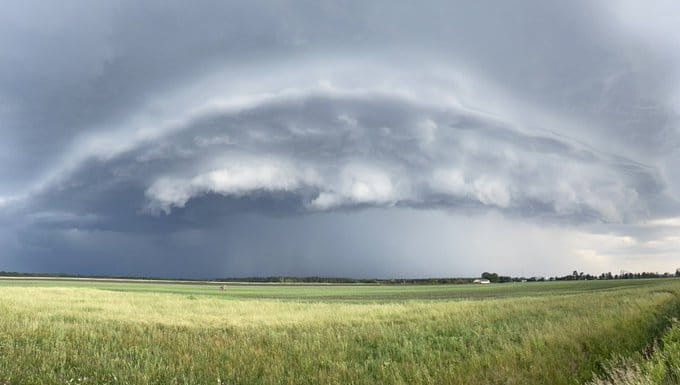 Orages près de Cestas (33) 
Formation d’un arcus, forte activité électrique/précips intenses se dirigeant vers Bordeaux. - 15/05/2022 17:00 -  @Emih9131