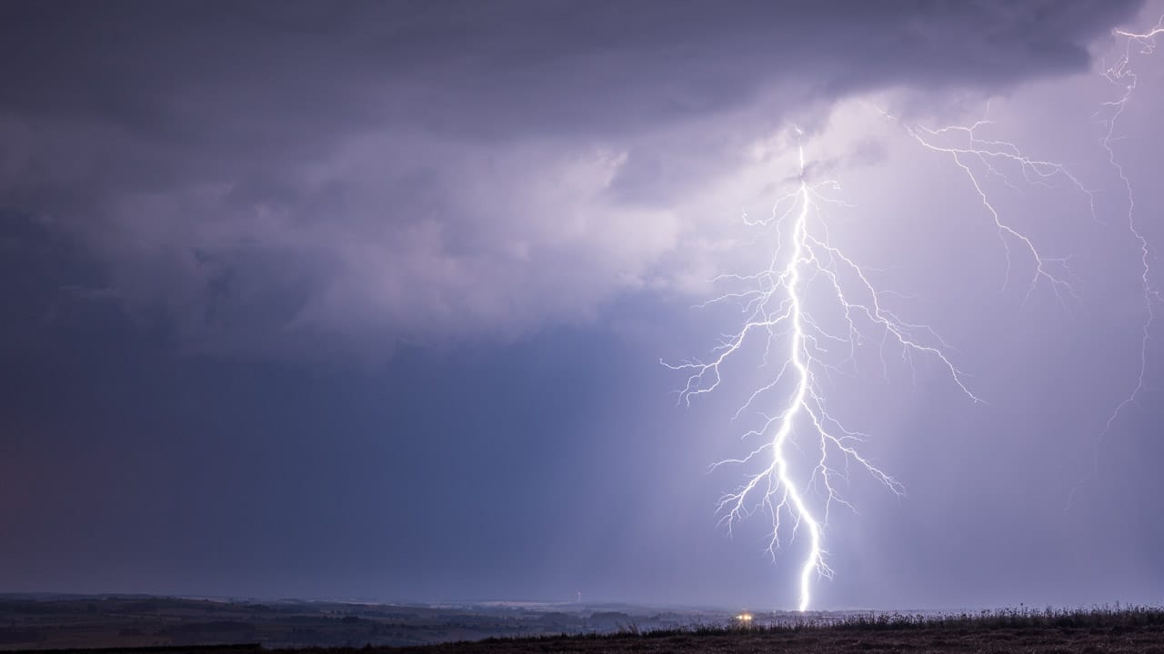 Impact de foudre furtif. Photographie prise depuis le point de vue de Marcillac Lanville (16140) - 16/07/2018 02:19 - Alexandre TOPOLEWSKI