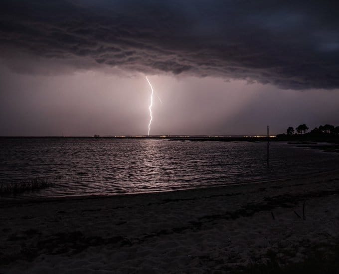 La foudre sur le Cap Ferret ce soir Signe de haute tension
Photo prise depuis Andernos les Bains 
IG : charlotte_sudouest - 16/06/2021 23:00 - Charlotte DUCAMIN