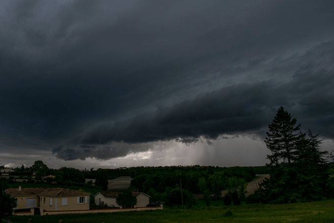 Arcus en Charente à l'avant de l'orage - 17/04/2020 20:00 -  @Massif45681783