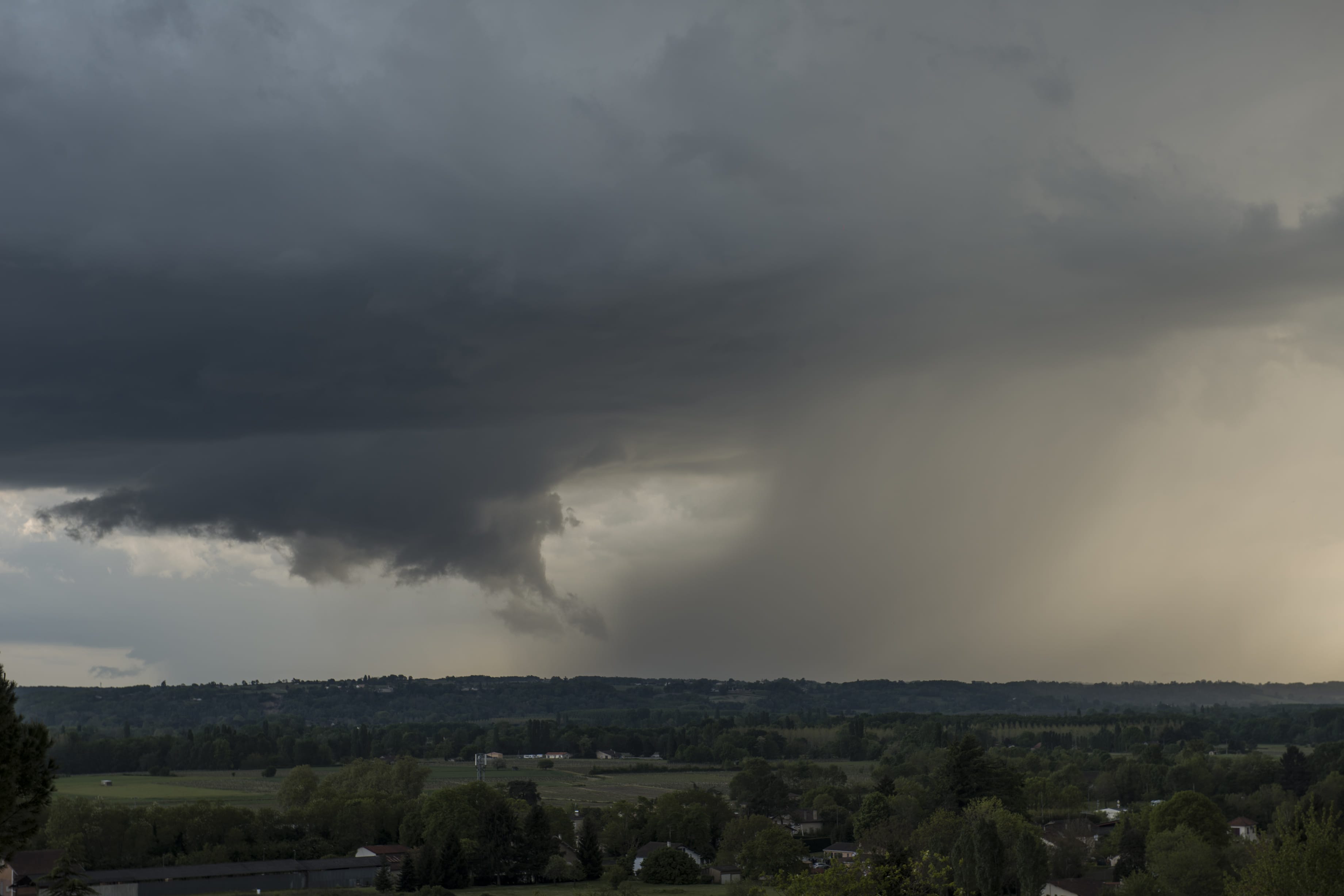 Impossible de bouger en plein confinement, mais magnifique surprise de la part de la nature : plusieurs orages à caractère supercéllulaire vont ce succéder dans l'après midi à l'est de Bordeaux, peu de foudre, mais tonnerre incessant ! - 17/04/2020 19:10 - Paul JULIEN