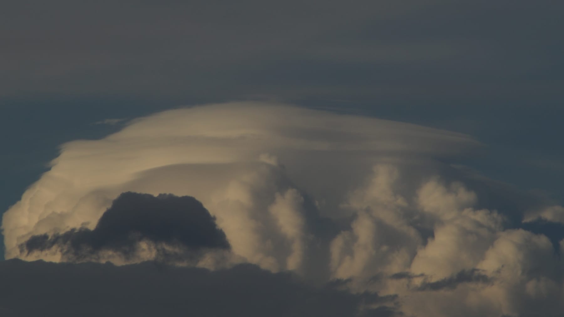 Vue sur une cellule orageuse vigoureuse, venant de passer au stade Cumulonimbus 10 minutes plus tôt.  Il s'agit de la cellule ayant déferlé sur Langon, vue depuis un village à l'Ouest de Mont-de-Marsan - 17/04/2020 19:01 - Anthony DURU