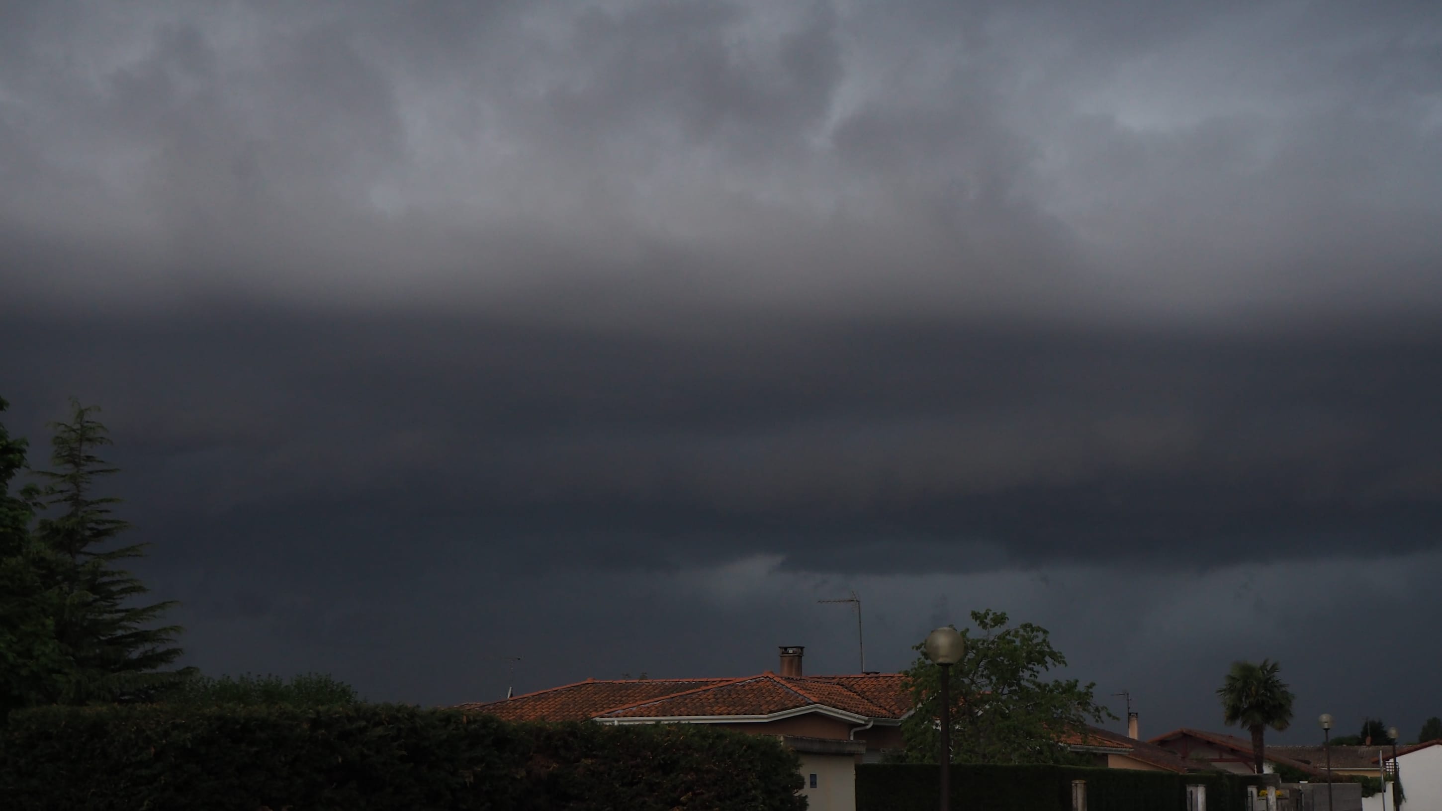 Arcus en approche, 5 minutes avant le début des premières rafales.  Ciel verdâtre par endroits - 17/04/2020 20:20 - Anthony DURU