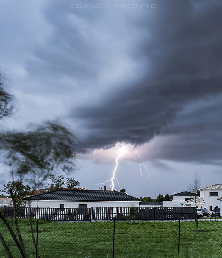 Impact ramifié sous un arcus à Saint-Aubin de Médoc (33) - 17/04/2020 20:48 - Mickael Cumulus