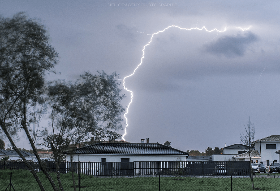 Impact de foudre à Saint-Aubin de Médoc (33) - 17/04/2020 20:53 - Mickael Cumulus