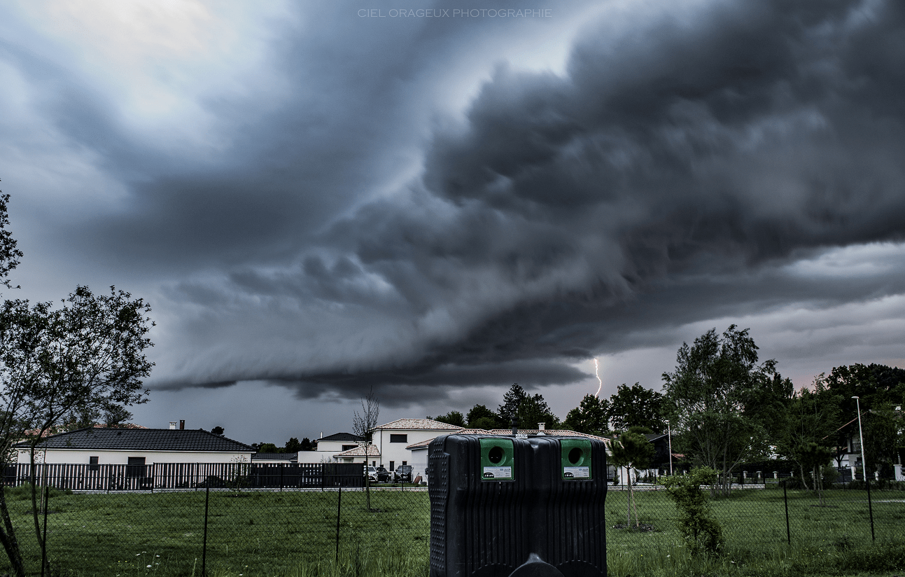 Arcus avec un petit impact de foudre arrivant sur l'agglomération Bordelaise - 17/04/2020 20:45 - Mickael Cumulus