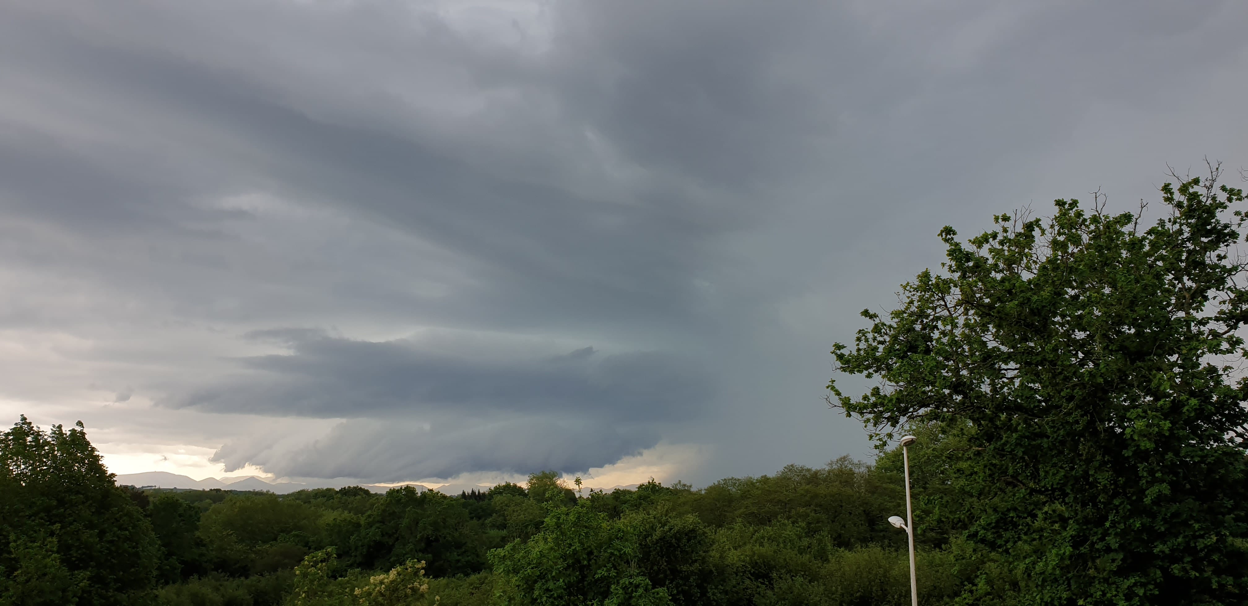 Orage traversant le pays basque vu depuis bayonne - 18/04/2020 15:15 - Haritz GARATE