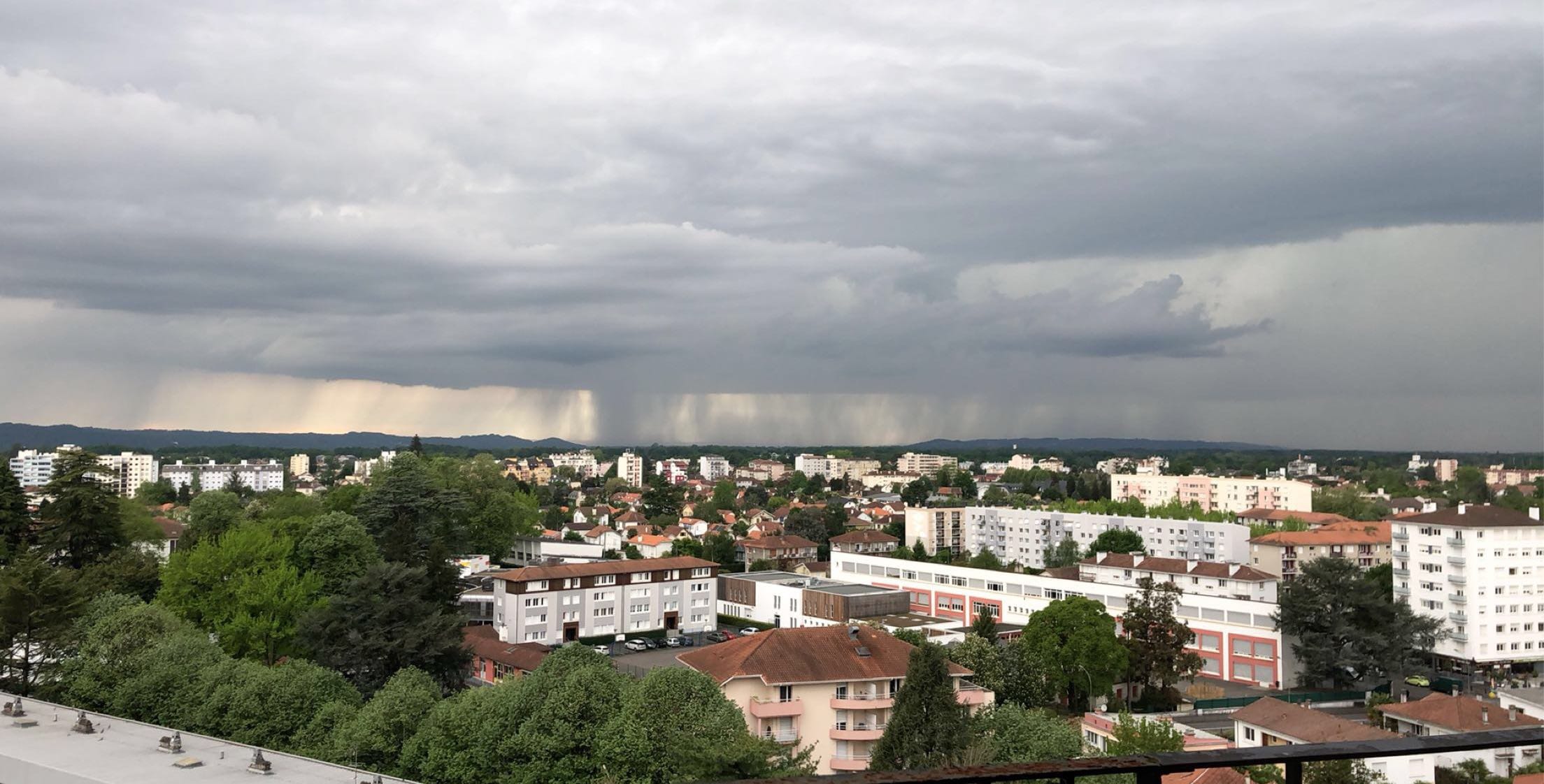 L’orage observé au loin depuis Pau (64) - 18/04/2020 19:18 - Marine G