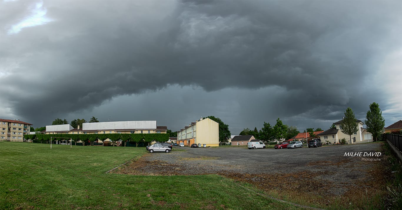 Orage sur arrivant Artix dans le 64 prêt d'Orthez - 18/04/2020 18:00 - David Milhé