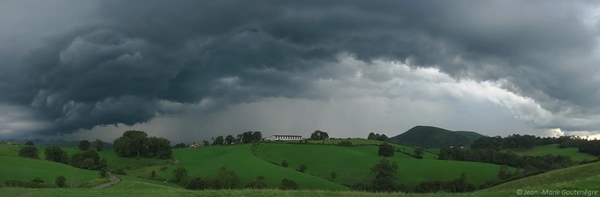 Ligne orageuse franchissant les Pyrénées - Arcus, bonnes rafales, forte averse - Ainhice-Mongelos, Pays Basque (64) - 18/07/2018 18:19 - Jean-Marie GOUTENEGRE